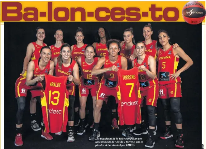  ??  ?? Las jugadoras de la Selección posan con las camisetas de Abalde y Torrens, que se pierden el Eurobasket por COVID.