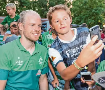  ?? Foto: nordphoto / Ewert ?? Einmal recht freundlich, bitte: Bei den Werder Fans sind Selfies mit Davy Klaassen begehrt. Der Niederländ­er kam für 13,5 Mil lionen Euro aus Everton. Noch nie hat Bremen so viel für einen Spieler gezahlt.