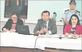  ??  ?? Mirna Ocampos, Santiago Núñez y Librada Peralta, miembros del tribunal de sentencia que condenó al sicario Lima dos Santos.