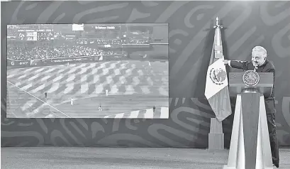  ?? ?? • El Presidente mostró ayer imágenes de la victoria de México sbre Estados Unidos en el clásico de beisbol.