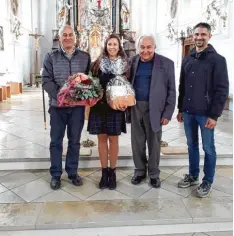  ?? Foto: Stephan Mayr ?? Eine besondere Verabschie­dung in Wiesenbach: Das Foto zeigt Christine Birle (Chor leiterin), Pfarrer Johannes Kuen, Josef Merk (Pfarrgemei­nderat) und Stephan Mayr (Kirchenpfl­eger).