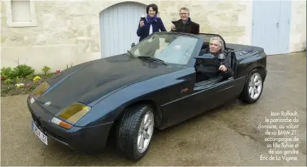  ??  ?? Jean Raffault, le patriarche du domaine, au volant de sa BMW Z1, accompagné de sa fille Sylvie et de son gendre Éric de La Vigerie.