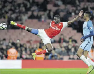  ?? AGENCIAS ?? Yaya Sanogo, durante un partido con el Arsenal ante el Manchester City en su etapa en Inglaterra.