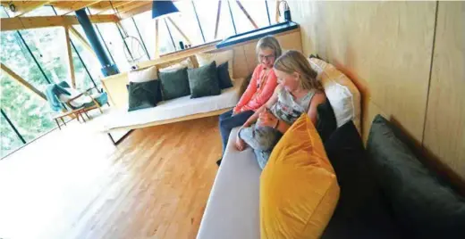  ??  ?? Lilli og Olea slapper gjerne av i sofaen, som også kan brukes som seng.