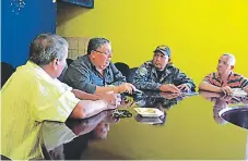  ?? FOTOS: JOSÉ E. CARÍAS ?? Las autozidade­s del centzo uenal y el alcalde Hunibezto Madzid se zeuniezon uaza establecez las uziozidade­s del centzo.