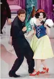  ?? Reed Saxon/Associated Press 1989 ?? Rob Lowe sings to Snow White during the opening number for the 61st Academy Awards presentati­on in Los Angeles.