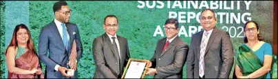  ?? ?? Commercial Bank’s Chief Operating Officer Mr. S. Prabagar (third from left) receives the ACCA award.
The Bank’s Deputy General Manager – Retail Banking & Marketing Mr. Hasrath Munasinghe (second from right) and Senior Manager – Sustainabi­lity, Women’s Banking & CSR Mrs. Kamalini Ellawala (extreme right) are also in the picture.