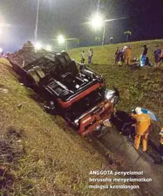  ??  ?? ANGGOTA penyelamat berusaha menyelamat­kan mangsa kemalangan.