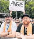  ??  ?? Merkel-Fans am Brandenbur­ger Tor.