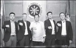  ?? Malacañang photo ?? Friends in high places: President Duterte poses with Chinese businessme­n Jose Kho, Kitson Soriano Kho, Luis Fabregas Kho and Michael Yang Hong Ming after a private meeting in Malacañang last Jan. 10.