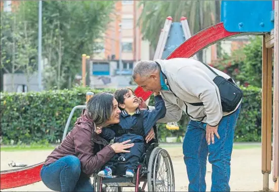  ?? XAVIER GÓMEZ ?? En Santiago amb els seus pares, la Ninoska i l’Ángel, jugant al parc a prop de casa seva a Badalona