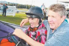  ?? Picture: JUSTIN BRIERTY ?? GREAT MATES: Robert Thompson and Ronnie Ryan embrace after We Just Love it salutes in the Cairns Cup.