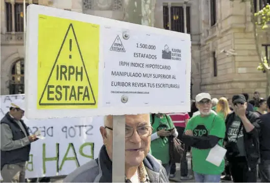  ?? JOSEP GARCÍA ?? Una protesta contra las referencia­s a este índice celebrada ante la Audiencia Provincial de Barcelona.