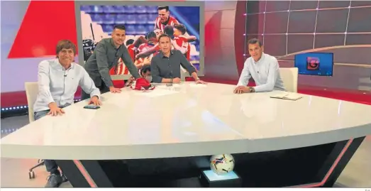  ?? D.A. ?? Esteban en el plató de Gol Tv con sus compañeros Julio Salinas, Isaac Fouto y Felipe del Campo.