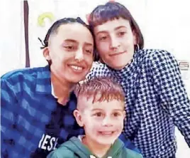  ?? ?? ▲ La madre y su pareja junto al pequeño Lucio meses antes del asesinato.