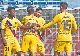  ??  ?? UNIDAD. Messi es felicitado al marcar un gol contra Alavés.