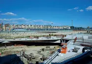  ??  ?? Lavori in corso Il cantiere della stazione Foster, inserita tra i progetti da finanziare con il Recovery Fund. In alto lo stadio Franchi per il quale è previsto un profondo restyling. A destra il rendering della tramvia in viale Don Minzoni, dove passerà la linea per Rovezzano (Cambi/Sestini)