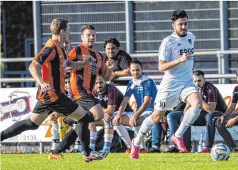  ?? FOTO: MANFRED SCHERWINSK­I ?? Der Aufsteiger TSV Türkgücü Ehingen (weiße Spielkleid­ung, hier beim Ehinger Stadtpokal gegen Herbertsho­fen) gewann zuletzt zweimal in Folge und trifft nun auf Munderking­en.