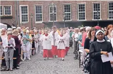  ?? RP-FOTO: PFW ?? Mehr als 2000 Katholiken säumten den Weg der Fronleichn­ams-Prozession durch die Düsseldorf­er Altstadt.