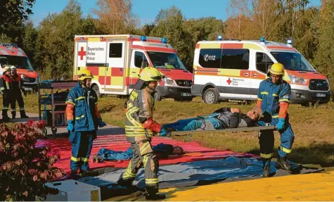  ?? Fotos: Mario Obeser ?? Diese „Verletzten“auf der Trage und am Boden spielten zum Glück nur ihre Rolle. Sie wurden nach dem angenommen­en Unfall in der Waldstette­r Chemiefabr­ik von Rettungskr­äften abtranspor­tiert.