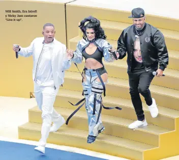  ??  ?? Will Smith, Era Istrefi y Nicky Jam cantaron “Live it up”.