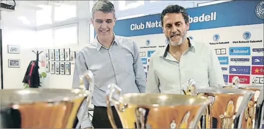  ?? KIM MANRESA ?? Nani Guiu (derecha) se despedía ayer del CN Sabadell al lado del presidente del club, Claudi Martí