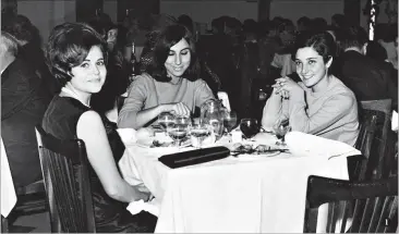  ??  ?? A recepcioni­sta Adélia (à esquerda) trabalhou ali nos anos 60; fora do horário de trabalho voltava ao hotel para ir às festas