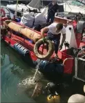  ?? (Photos Y. M.) ?? Les enfants des centres de loisirs se sont investis dans l’opération au port de La Rague.
Des plongeurs remontent une quantité incroyable de déchets.