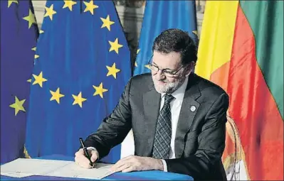  ?? TIZIANA FABI / AFP ?? Mariano Rajoy firmant ahir a Roma la declaració del 60è aniversari de l’Europa comunitàri­a