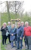  ??  ?? Nachfahren der Familie Kruchen präsentier­en ihre Eiche im Waldstück.