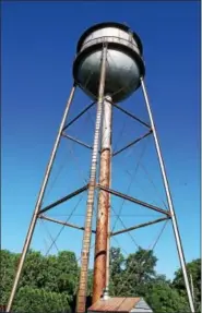  ??  ?? The water tower in Eshbach was taken down after standing watch for almost 70 years.