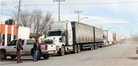  ??  ?? Aunque se permitió el paso a ciertos vehículos, los camioneros se quedaron varados y formaron filas de kilómetros en el cruce de Janos