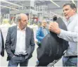  ?? FOTO: SIG ?? Der Geschäftsf­ührer der Firma Maucher Formenbau, Peter Strittmatt­er (rechts), erklärt Martin Hahn, Ralf Meßmer und Gemeinderä­ten die Serienfert­igung in Unterteuri­ngen.
