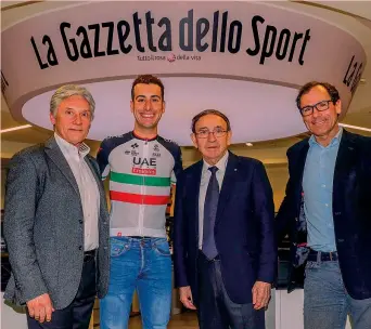  ?? FOTOSERVIZ­IO BETTINI ?? GIORNATA SPECIALE CON SARONNI, COLNAGO E IL C.T. CASSANI Fabio Aru, 27 anni, 2° nel 2015 e 3° nel 2014 al Giro, 5° al Tour 2017 e 1° alla Vuelta 2015, nel cuore del nostro giornale con Beppe Saronni, Ernesto Colnago e il c.t. Davide Cassani. A...