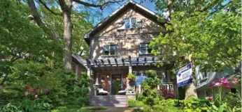  ?? REMAX HALLMARK REALTYPHOT­OS ?? This three-storey detached home has a brick and stucco exterior, and several mature trees.