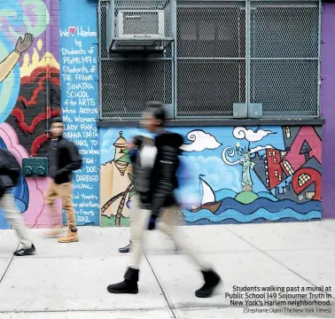  ?? (Stephanie Diani/The New York Times) ?? Students walking past a mural at Public School 149 Sojourner Truth in New York's Harlem neighborho­od.