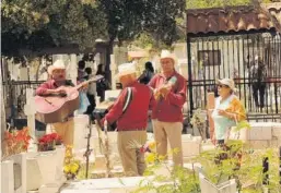  ??  ?? PANTEONES.
Familias que ya no tienen a sus mamás llevaron al cementerio las
Mañanitas
con música
norteña.