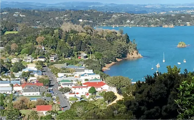  ?? CHRIS HYDE/STUFF ?? A picturesqu­e view of Russell from Flagstaff Hill. The town is home to a population of 800.