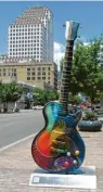  ?? Foto: Heike Schmidt/tmn ?? Die Musik ist in Austin allgegenwä­rtig – zum Beispiel durch diese Skulptur in Form einer Gitarre.