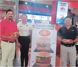  ?? FOTO: EL HERALDO ?? Abner Mejía, Isabel Pavón y Luis Valerio, ejecutivos de Mercadeo de Grupo Comidas, en el lanzamient­os de los ricos Krunchers.