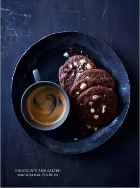  ??  ?? CHOCOLATE AND SALTED
MACADAMIA COOKIES