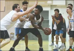  ?? The Sentinel-Record/Grace Brown ?? UNDER PRESSURE: Nighthawk sophomore Lowell Washington, right, looks to pass as Drake Henderson, left, and K.J. Corder, center, play defense during practice Monday afternoon.