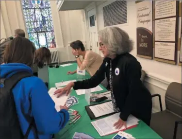  ??  ?? Students from Russell Sage College inquire with the League of Women Voters of Rensselaer County about registerin­g to vote.