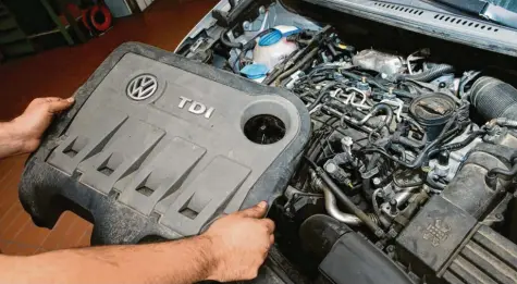  ?? Foto: Julian Stratensch­ulte, dpa ?? Der vom Abgas-Skandal betroffene Dieselmoto­r vom Typ EA189 von Volkswagen.