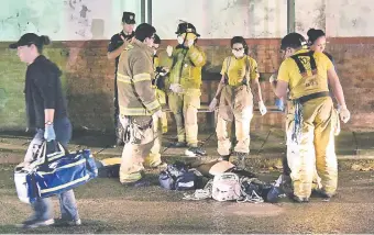  ??  ?? Bomberos y paramédico­s intentaros reanimar a la víctima por varios minutos, pero todo el trabajo efectuado en vano. Finalmente el hombre quedó muerto sobre el pavimento.