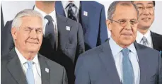 ?? FOTO: DPA ?? US-Außenminis­ter Rex Tillerson (li.) und Russlands Außenminis­ter Sergej Lawrow (vorne, re.), beim G20-Außenminis­tertreffen in Bonn.