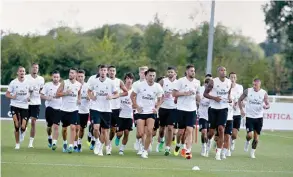  ??  ?? © PEDRO SIMÕES Encarnados fizeram ontem o primeiro treino no centro de estágios inglês