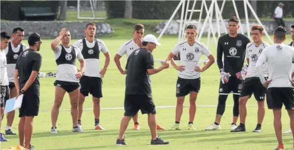  ??  ?? Mario Salas, dándoles ayer una charla a los jugadores en su primer encuentro con el equipo en el Monumental.