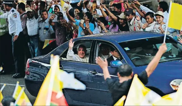  ?? LYNN BO BO / EFE ?? El papa Francisco es saludado por birmanos católicos a su llegada ayer a la antigua capital del país, Rangún