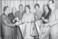  ??  ?? NORMAN’S wife, Dorothy, at center in 1964, was a cultural force in the 1950s and pushed to modernize the newspaper.